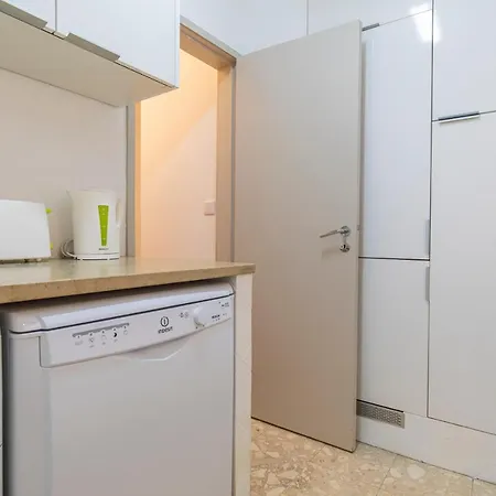Baixa 2bdr Duplex With Balcony By Lovelystay 아파트